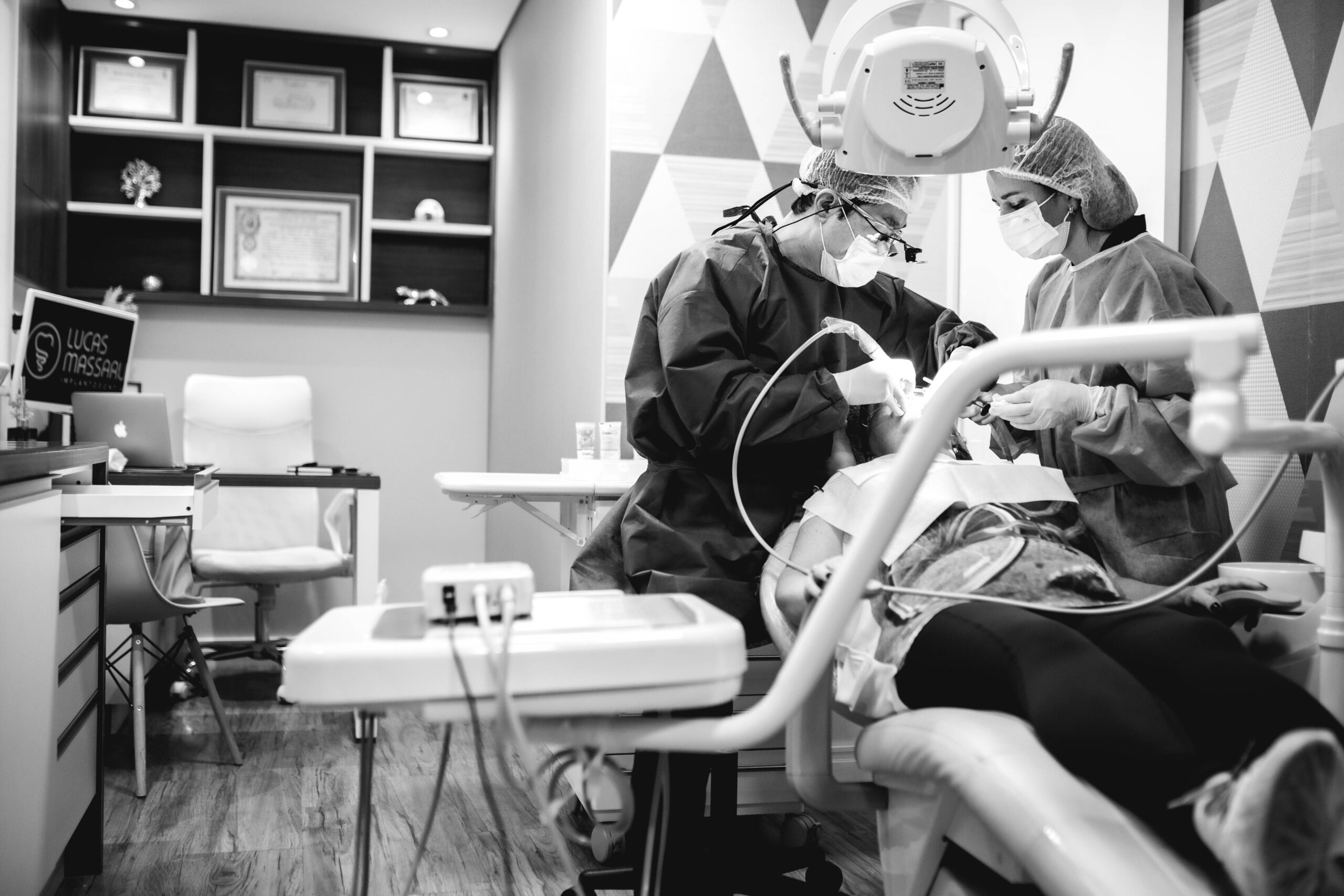 foto da equipe realizando um procedimento de implante dentário